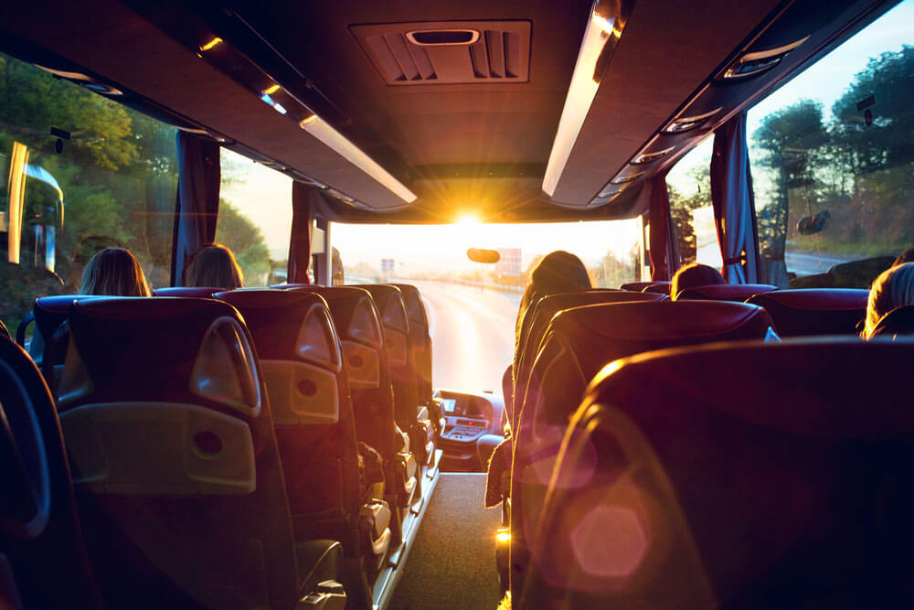 Bus innen Busreise in den Sonnenaufgang – Tourbus innen