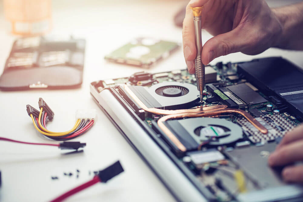 Techniker repariert Laptop-Computer in Nahaufnahme