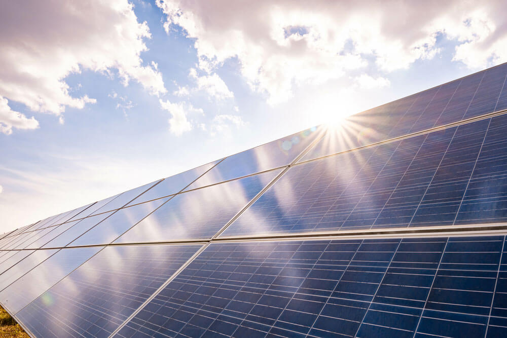 Solaranlage (Solarzelle) mit der Sommersaison, heißes Klima führt zu erhöhter Stromproduktion, alternative Energie zur Energieeinsparung auf der Welt, Idee eines Photovoltaikmoduls für saubere Energieerzeugung