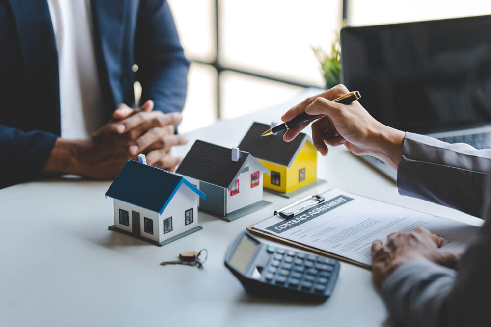 Immobilienmakler Lieferung von Musterhäusern an Kunden, Hypothekendarlehensverträge. Schließen Sie einen Vertrag über den Mietkauf und Verkauf eines Hauses ab. und Hausratversicherungsverträge, Haushypothekendarlehenskonzepte