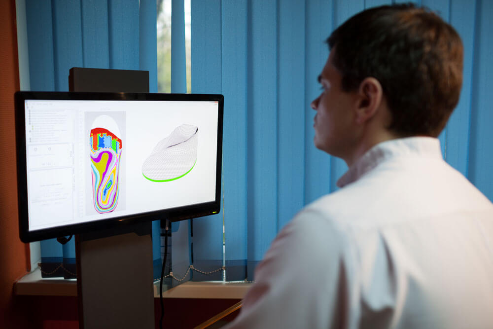 Orthopäde bei der Arbeit mit digitalem Schrittmodell